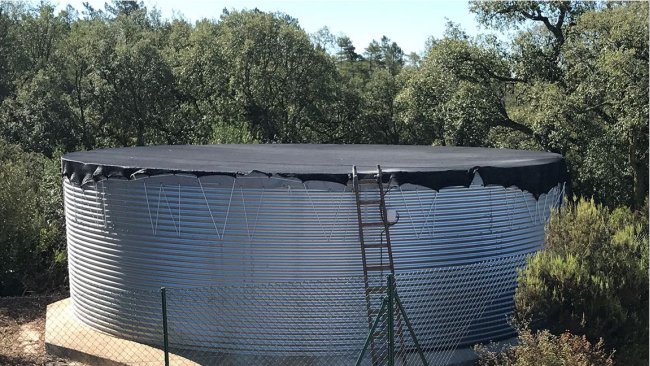 Réservoir de stockage et de distribution correctement dimensionné et couvert, basique dans tout élevage porcin.