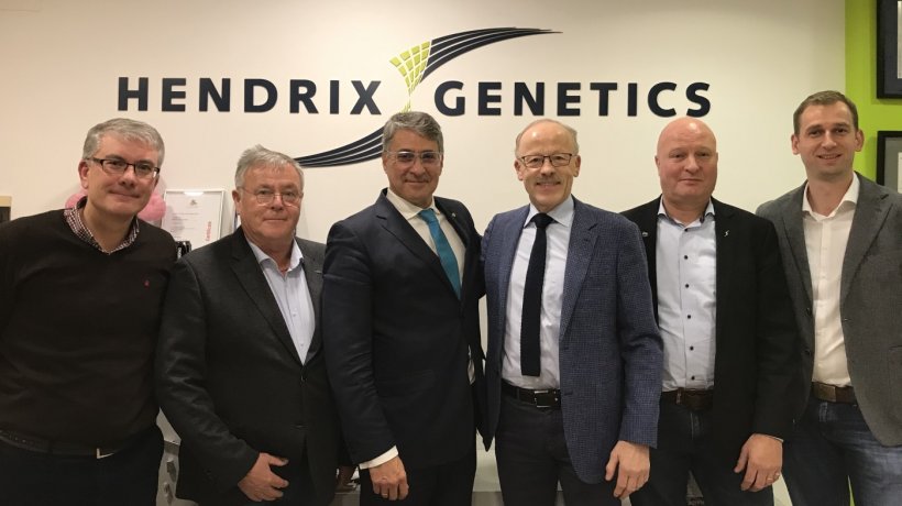 (De gauche &agrave; droite) Jos&eacute; &Aacute;ngel Pedrido, responsable du service client&egrave;le porcin chez Hendrix Genetics; Friedrich Hazenfu&szlig;, directeur AI, BHZP; Nicol&aacute;s &Aacute;lvarez Hoggan, directeur g&eacute;n&eacute;ral CE &amp; SE Europe porcine, Hendrix Genetics; Dr. Conrad Welp, directeur g&eacute;n&eacute;ral, BHZP; Jeroen van de Camp, directeur des op&eacute;rations mondiales et des services pour les porcs, Hendrix Genetics; Daniel Stegen, directeur des ventes, BHZP.
