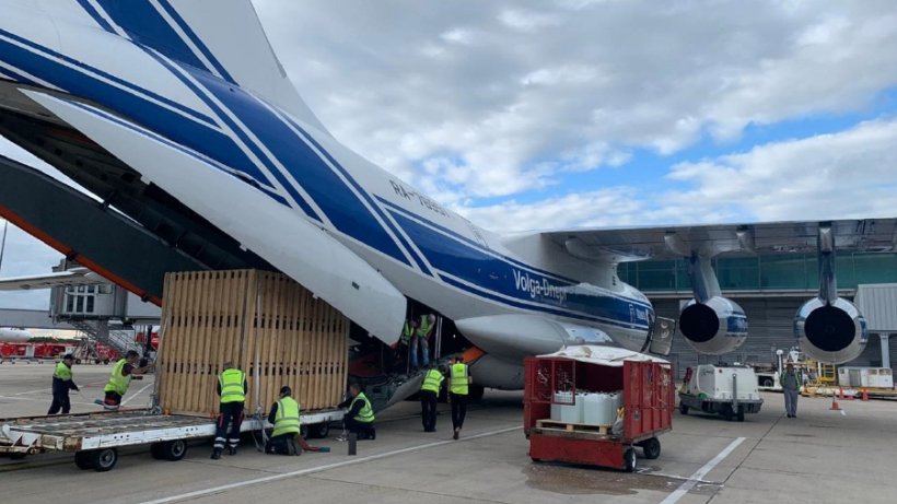 Un des trois avions en cours de chargement