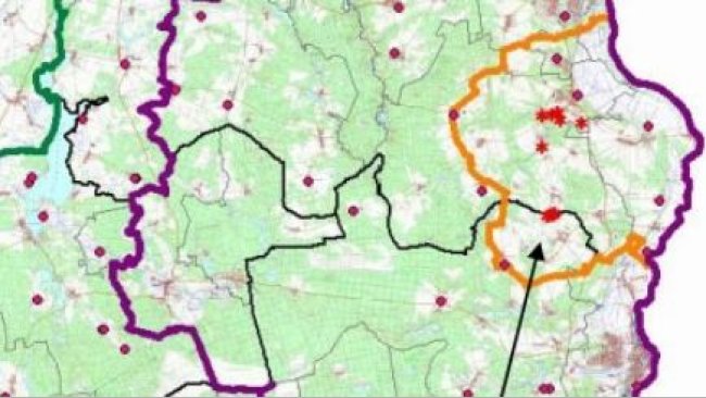 La carte suivante montre les limites de la zone noyau (jaune), de la zone infectée (violet) et de la zone tampon (vert) ainsi que la localisation des cas de sangliers trouvés (astérisque) et des élevages de porcs (points rouges). Source : MAPA.