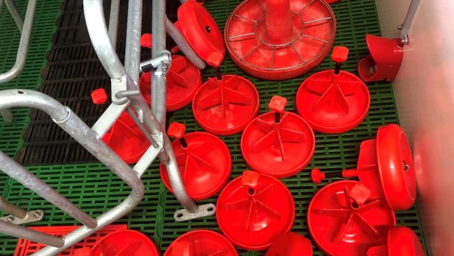 Image 1. Lors du nettoyage d'une maternité, il ne faut pas oublier les équipements tels que les assiettes, les lampes chauffantes et autres matériels qui sont transférés entre bâtiments.