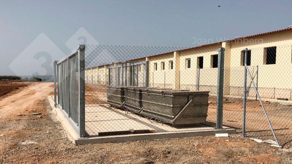 Figure 5. Conteneurs d'&eacute;limination des cadavres avec acc&egrave;s diff&eacute;renci&eacute; pour d&eacute;poser les cadavres et les r&eacute;cup&eacute;rer. Photo reproduite avec l'aimable autorisation de Joan Wennberg.
