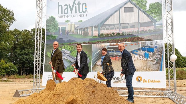Comienzo de obra con palada simbólica: Los socios de proyecto Bernd Meerpohl y Bernd Bröring y los jefes de proyecto Dr. Birgit Hinrichs (Big Dutchman) y Frank Bergmann (Bröring), de izquierda a derecha, han comenzado la fase de obra de la nueva nave de investigación Havito.