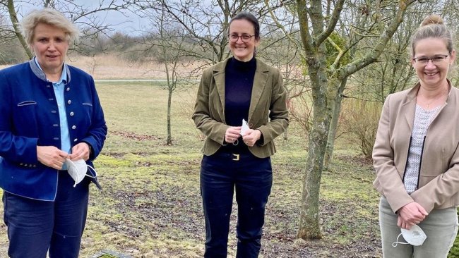 L'administratrice de district Karina Dörk, la secrétaire d'État à la Protection des Consommateurs Anna Heyer-Stuffer et la secrétaire d'État à l'Environnement Anja Boudon (de gauche à droite) lors de la réunion conjointe à Angermünde. Source : MSGIV.