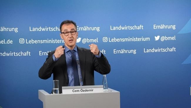 Le Ministre fédéral Özdemir présente les points clés de l'étiquetage national obligatoire relatif à l'élevage. Source : BMEL.