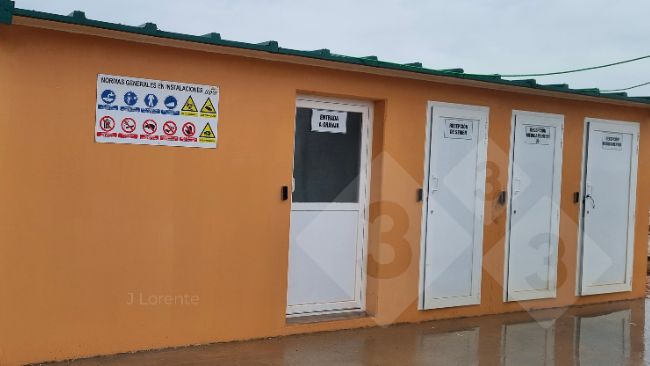 Figure 4 : Zone de r&eacute;ception avec s&eacute;paration des zones. Portes : entr&eacute;e de l'&eacute;levage, r&eacute;ception de la semence, r&eacute;ception des m&eacute;dicaments n&eacute;cessitant une r&eacute;frig&eacute;ration et r&eacute;ception des m&eacute;dicaments.
