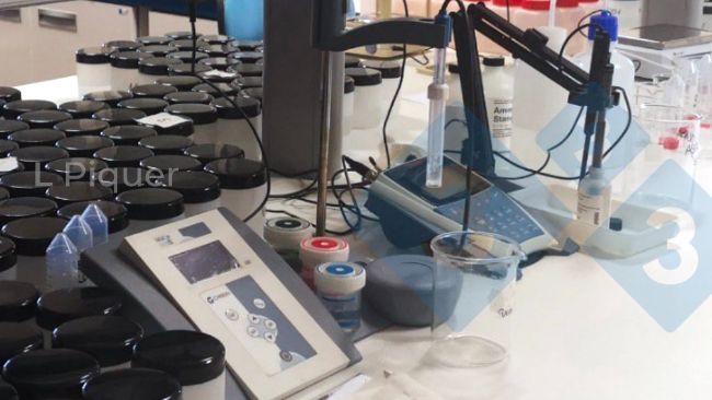 Photo 2. La composition du lisier a &eacute;t&eacute; analys&eacute;e et des tests in vitro ont &eacute;t&eacute; effectu&eacute;s pour d&eacute;terminer les &eacute;missions potentielles d'ammoniac et de m&eacute;thane.
