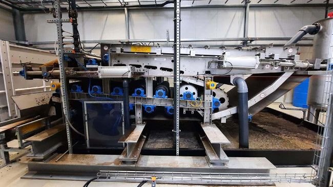 Le digestat est déshydraté dans une presse à bande filtrante. La matière solide d’une teneur en matière sèche d’environ 30 % est employée ou vendue par les exploitants comme engrais, compost, litière pour animaux ou substrat pour biogaz.