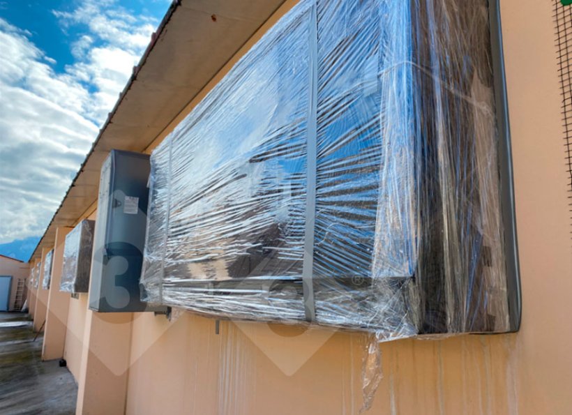 Photo 3. Tous les points d'entr&eacute;e d'air (syst&egrave;mes de refroidissement) situ&eacute;s &agrave; proximit&eacute; du N2 ont &eacute;t&eacute; obtur&eacute;s avec du plastique.
