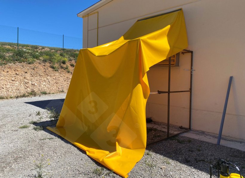 Photo 1. Installation des structures m&eacute;talliques au niveau des sorties d'air pour soutenir les b&acirc;ches.
